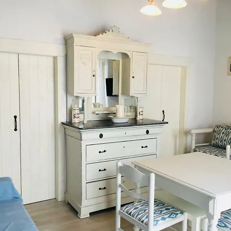 Iris House * Apollonia