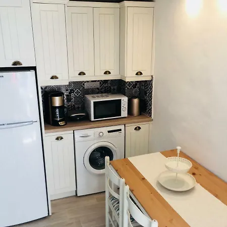 Iris House Apartment *